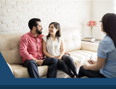 Pareja de esposos abrazados en terapia de pareja