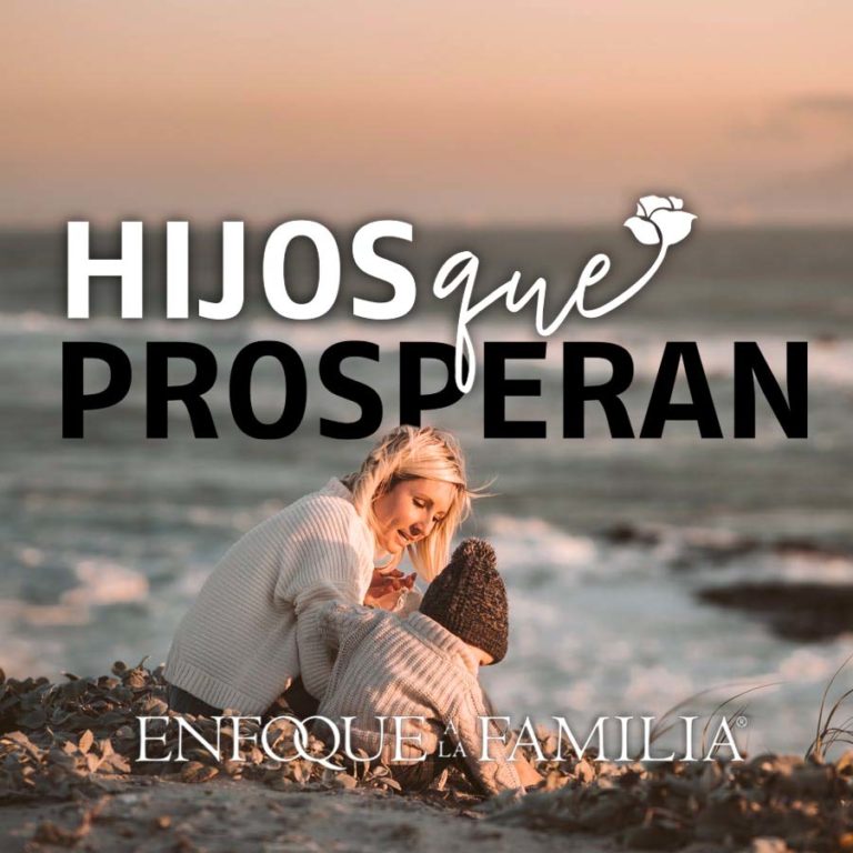Mujer junto a su hijo en la playa con la frase Hijos que prosperan