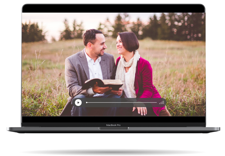 PAreja de esposos alegres en el campo con una biblia