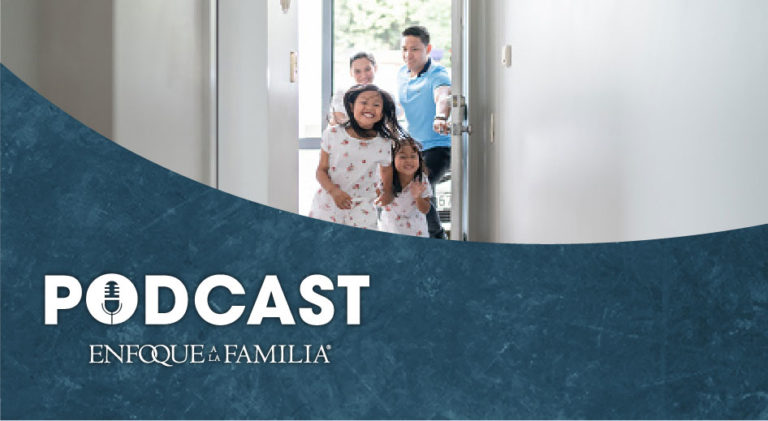 Familia entrando a la casa felices
