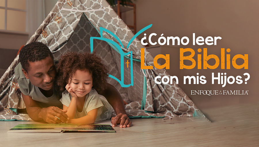Niña leyendo la biblia con su padre
