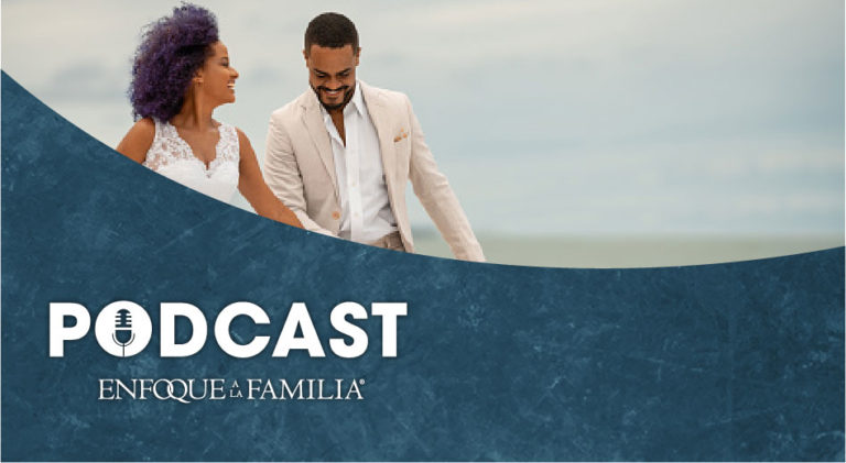 esposos caminando por la playa con trajes de recien casados