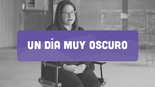 Mujer contando su testimonio