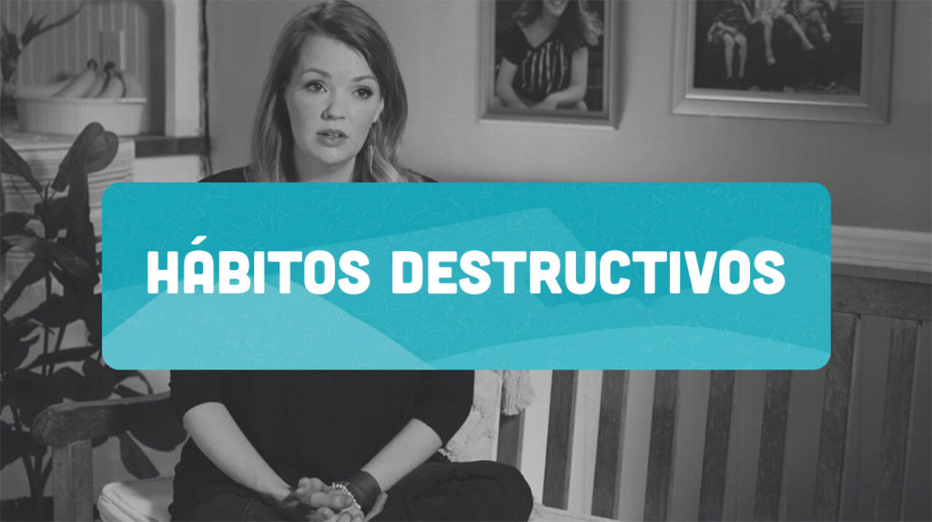 Mujer contando su testimonio