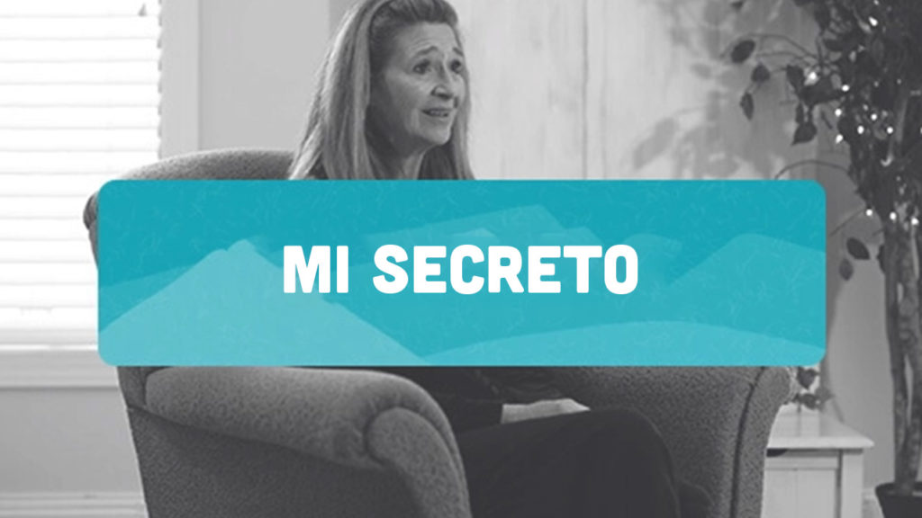 Mujer contando su testimonio