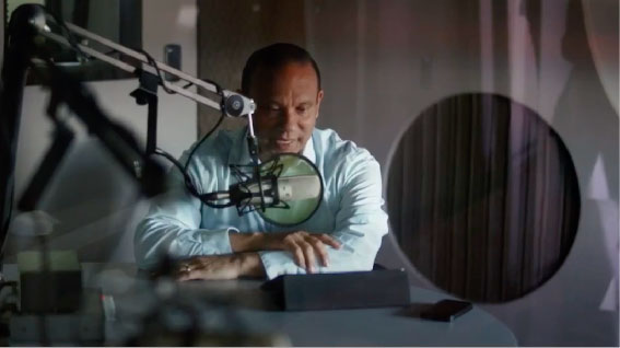 Sixto Porras en una habitación de grabación de Radio
