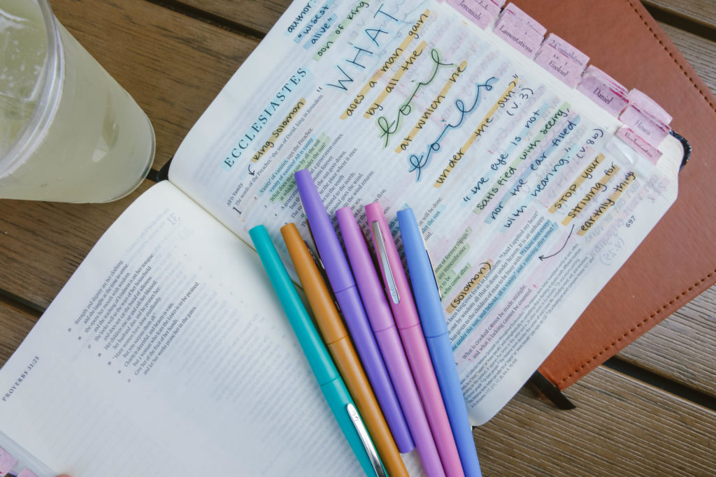 biblia subrayada y con notas en una mesa