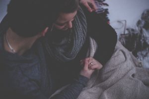Pareja de esposos sosteniendose de las manos