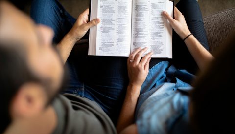 Estudiando la Biblia en Pareja